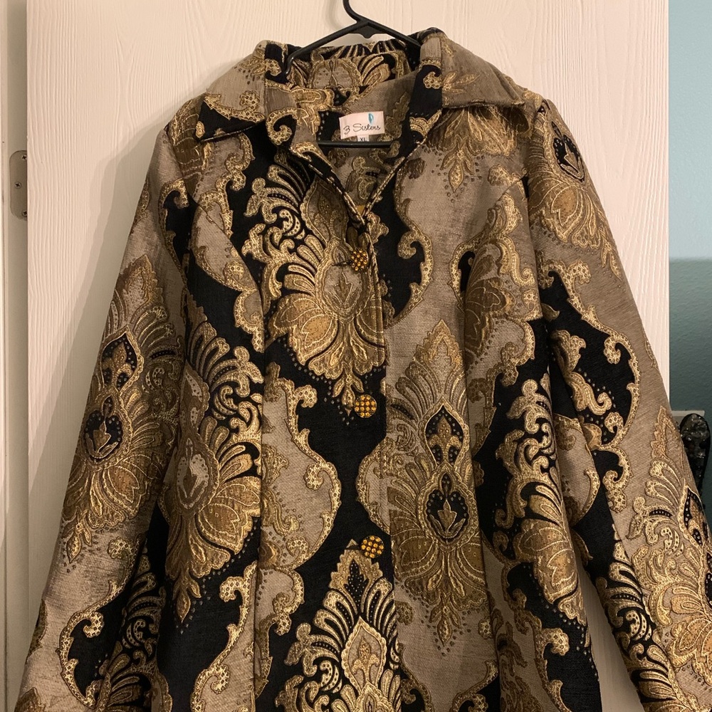Brocade 3 Sisters Jacket, never worn. The jacket is heavy, non-smoking home.